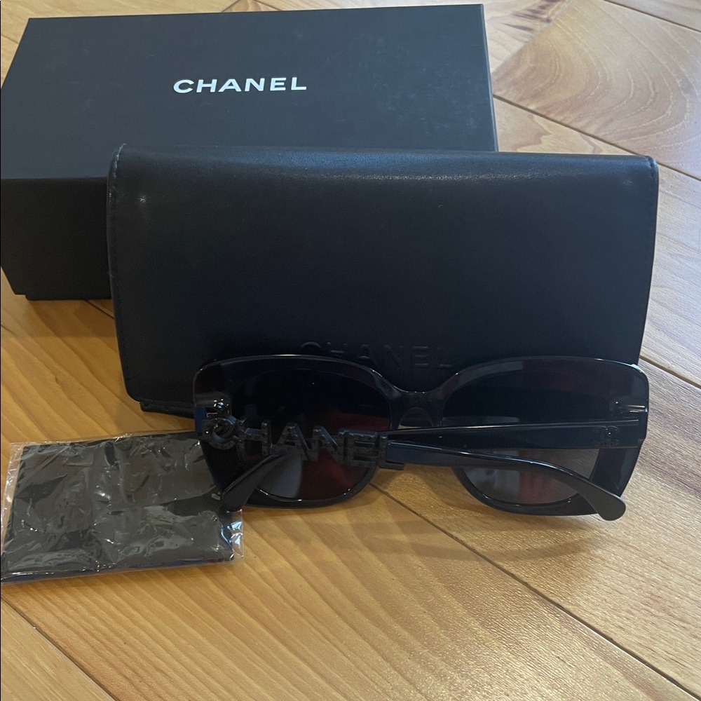 Chanel CH 5422 B C501T8 Black Dark Grey Polarized Lens Sunglasses New Authentic - Picture 4 of 6